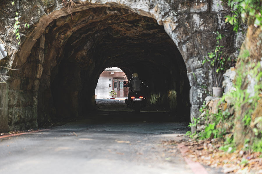 油門催下的同時，身體感受到的震動及律動彷彿有無窮能量握在我手中，大排量雙缸引擎的魅力就在於此……。