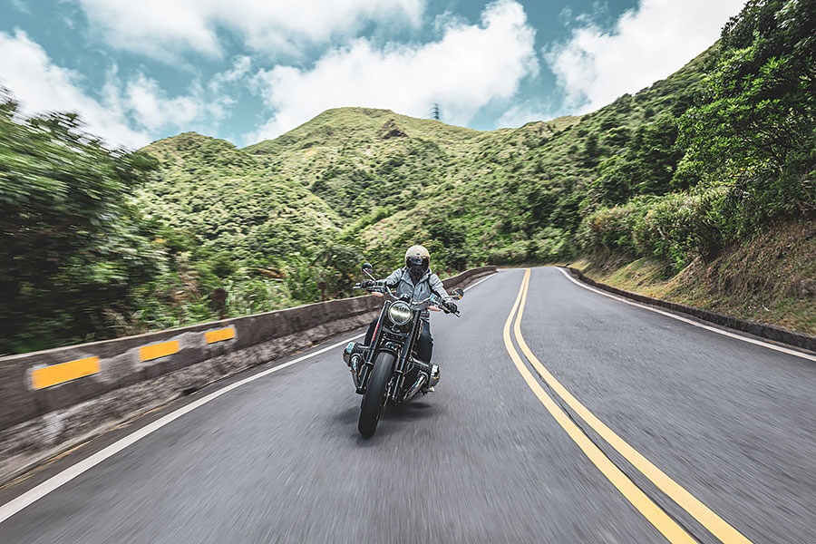 油門催下的同時，身體感受到的震動及律動彷彿有無窮能量握在我手中，大排量雙缸引擎的魅力就在於此……。