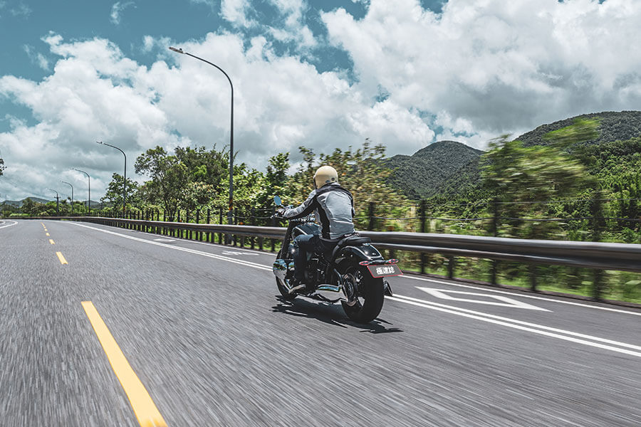 油門催下的同時，身體感受到的震動及律動彷彿有無窮能量握在我手中，大排量雙缸引擎的魅力就在於此……。