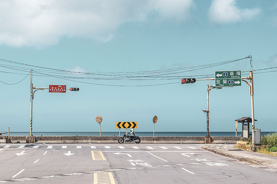 油門催下的同時，身體感受到的震動及律動彷彿有無窮能量握在我手中，大排量雙缸引擎的魅力就在於此……。