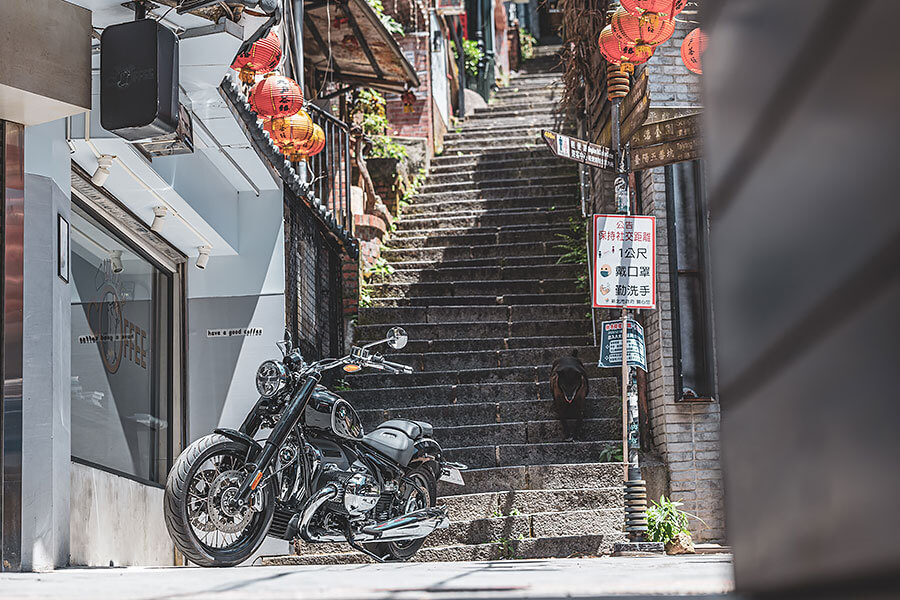 油門催下的同時，身體感受到的震動及律動彷彿有無窮能量握在我手中，大排量雙缸引擎的魅力就在於此……。