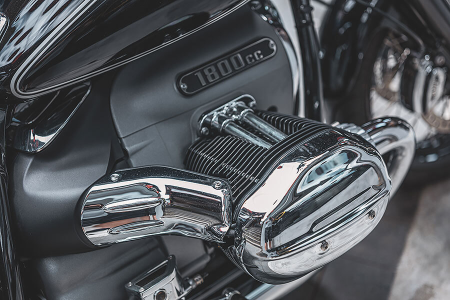 油門催下的同時，身體感受到的震動及律動彷彿有無窮能量握在我手中，大排量雙缸引擎的魅力就在於此……。