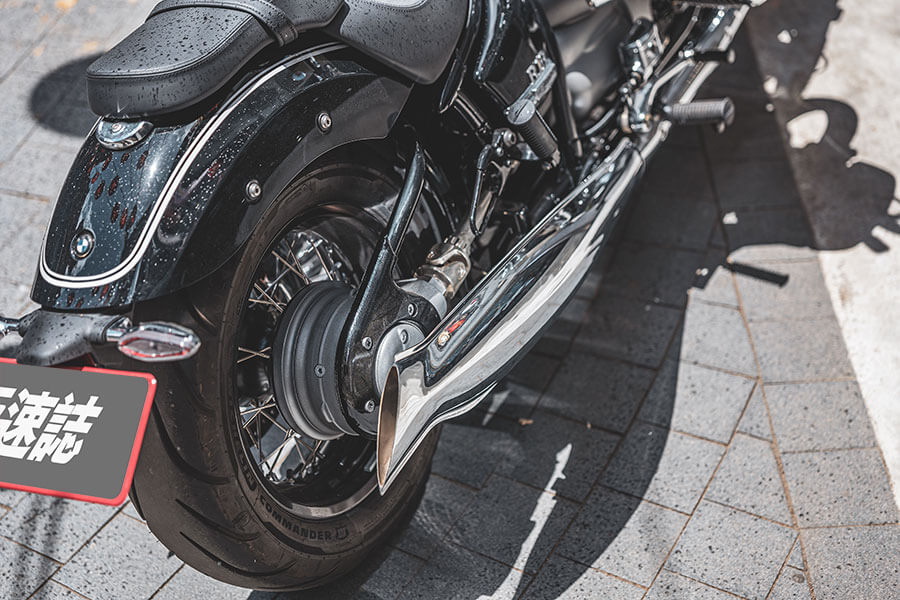 油門催下的同時，身體感受到的震動及律動彷彿有無窮能量握在我手中，大排量雙缸引擎的魅力就在於此……。