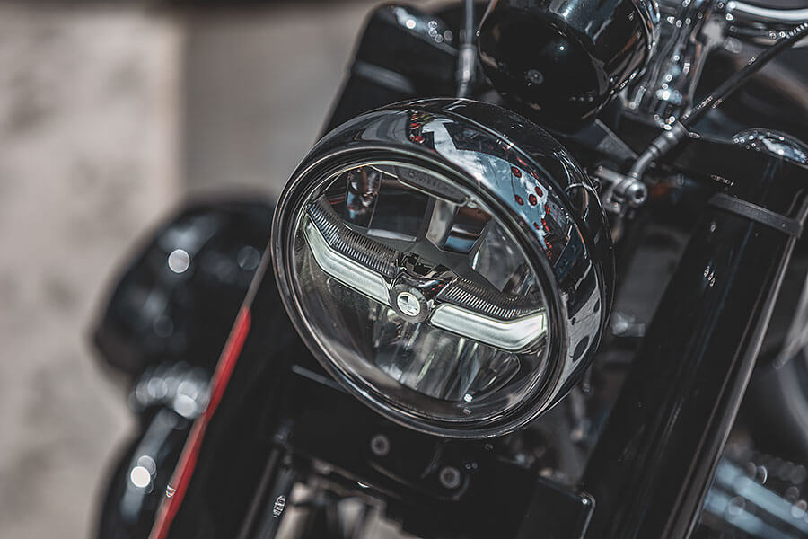 油門催下的同時，身體感受到的震動及律動彷彿有無窮能量握在我手中，大排量雙缸引擎的魅力就在於此……。