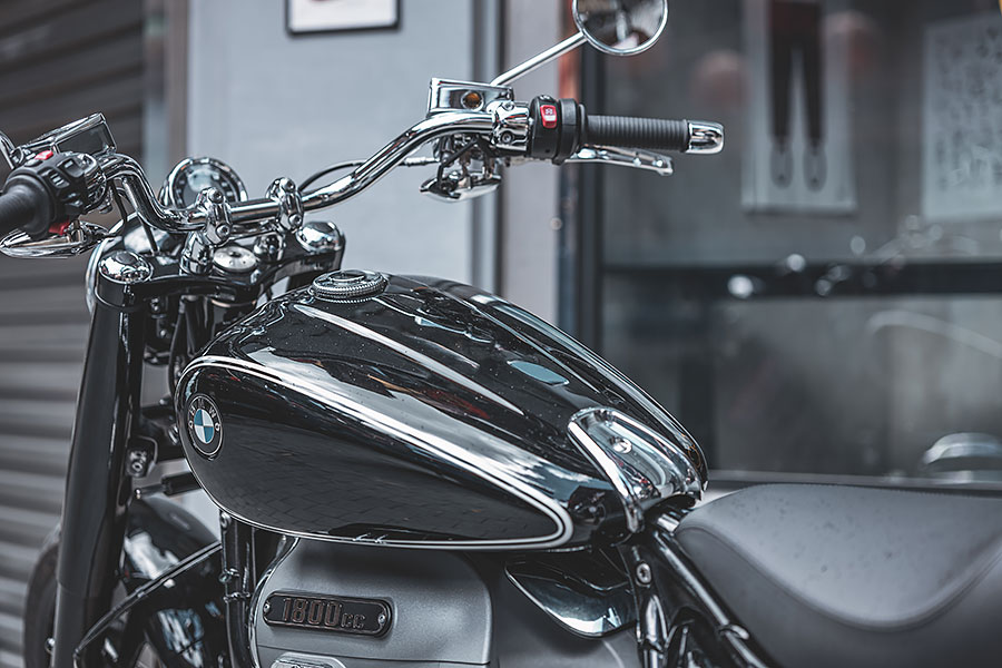 油門催下的同時，身體感受到的震動及律動彷彿有無窮能量握在我手中，大排量雙缸引擎的魅力就在於此……。