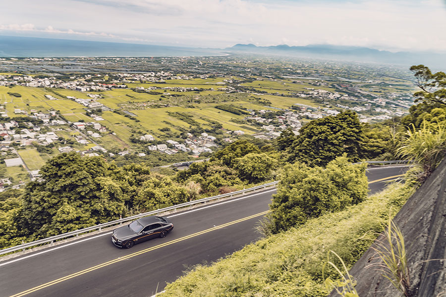 老丁啊,你帶薪休假三個月,我最近想自己開開新買那輛勞斯萊斯。