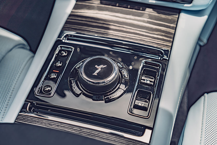 老丁啊,你帶薪休假三個月,我最近想自己開開新買那輛勞斯萊斯。