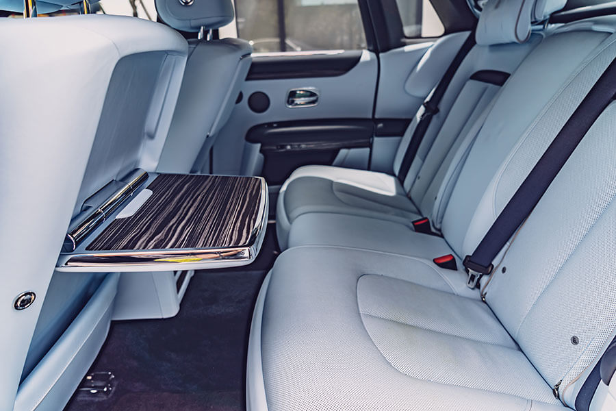 老丁啊,你帶薪休假三個月,我最近想自己開開新買那輛勞斯萊斯。