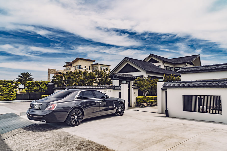 老丁啊,你帶薪休假三個月,我最近想自己開開新買那輛勞斯萊斯。