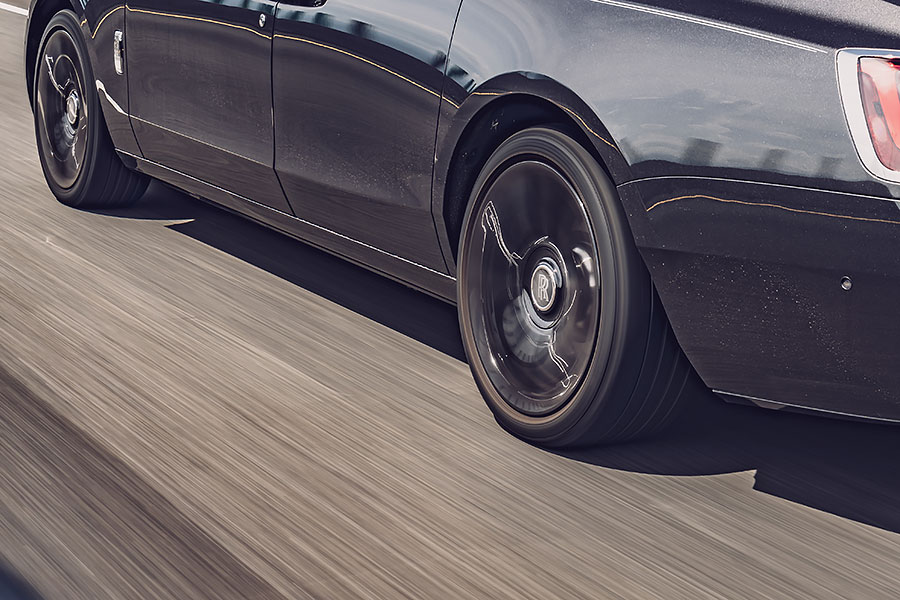 老丁啊,你帶薪休假三個月,我最近想自己開開新買那輛勞斯萊斯。