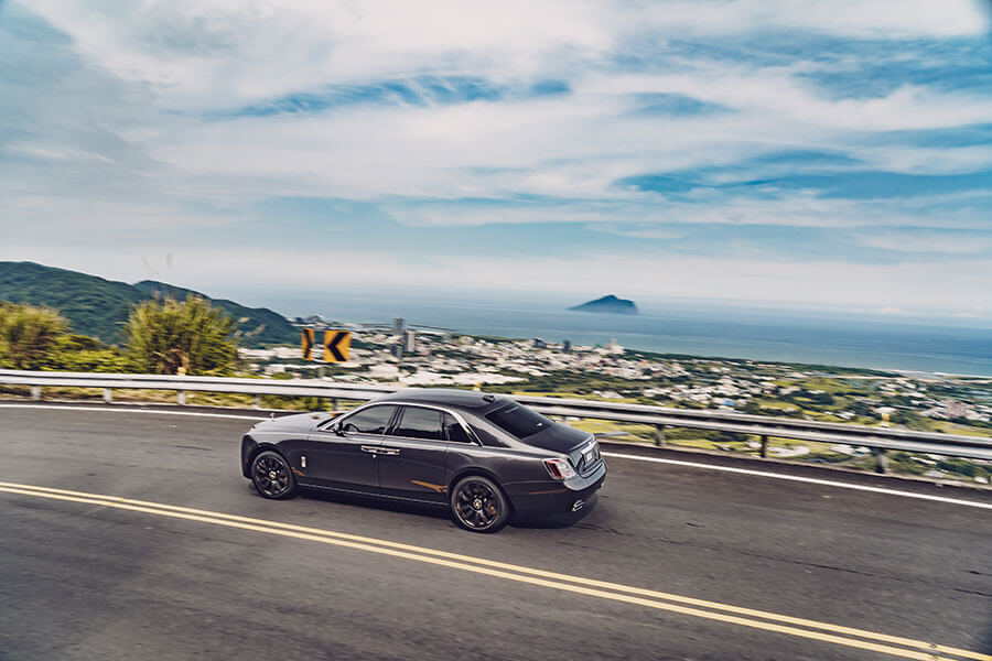 老丁啊,你帶薪休假三個月,我最近想自己開開新買那輛勞斯萊斯。