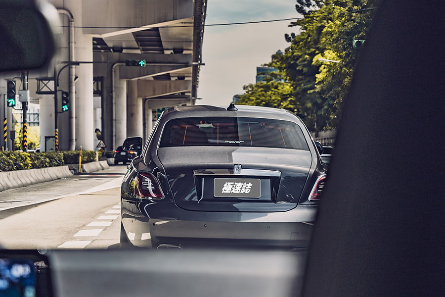 老丁啊,你帶薪休假三個月,我最近想自己開開新買那輛勞斯萊斯。