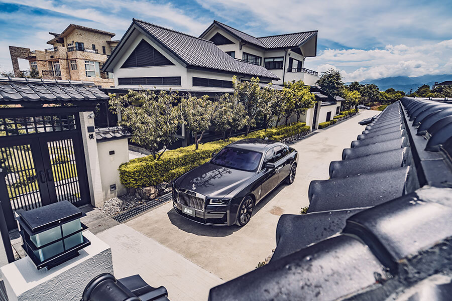 老丁啊,你帶薪休假三個月,我最近想自己開開新買那輛勞斯萊斯。