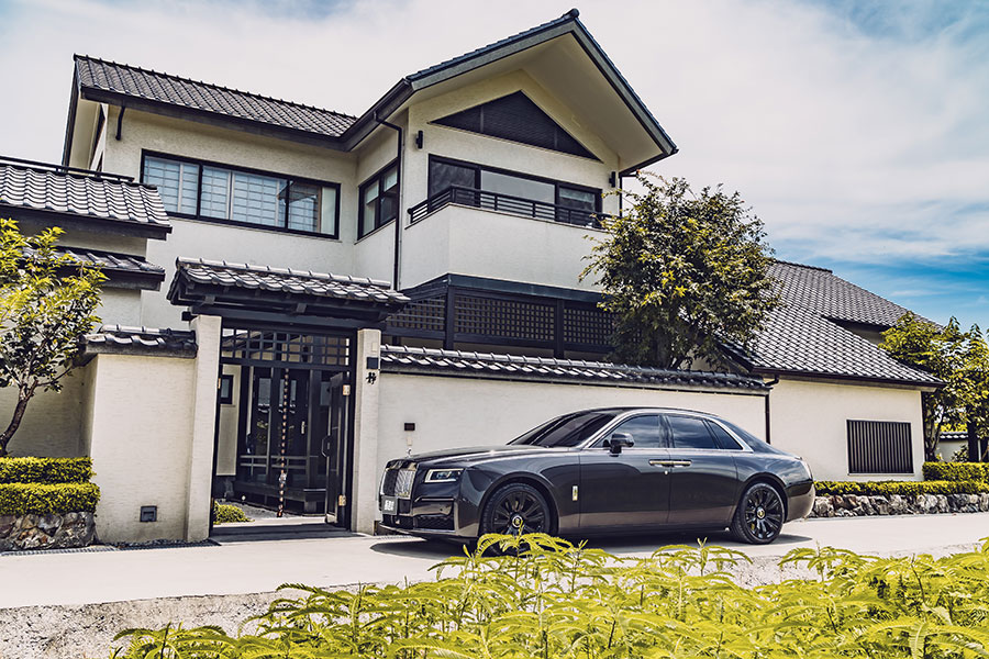 老丁啊,你帶薪休假三個月,我最近想自己開開新買那輛勞斯萊斯。