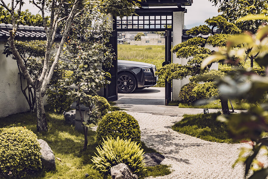 老丁啊,你帶薪休假三個月,我最近想自己開開新買那輛勞斯萊斯。