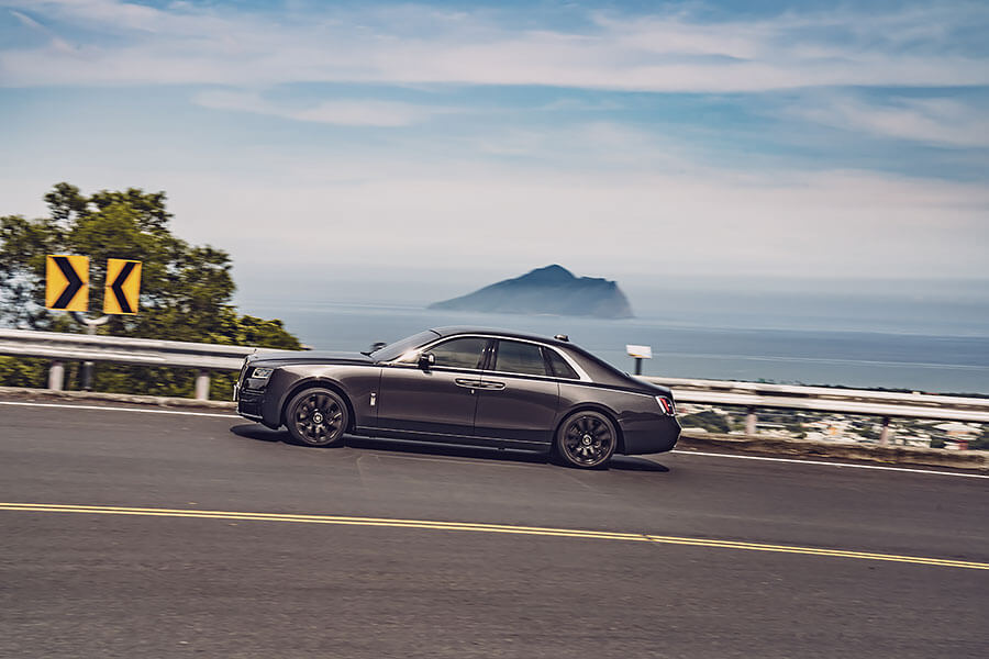 老丁啊,你帶薪休假三個月,我最近想自己開開新買那輛勞斯萊斯。