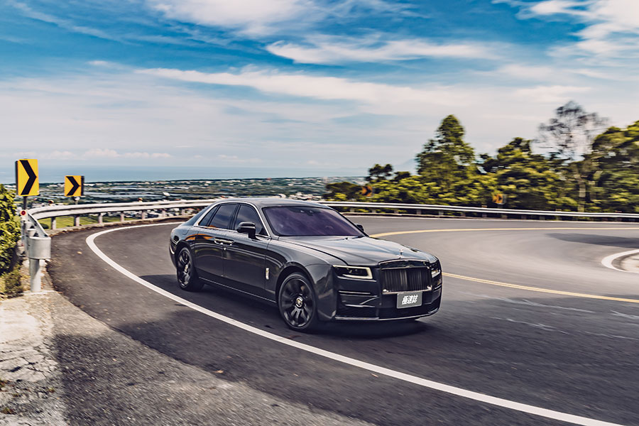 老丁啊,你帶薪休假三個月,我最近想自己開開新買那輛勞斯萊斯。