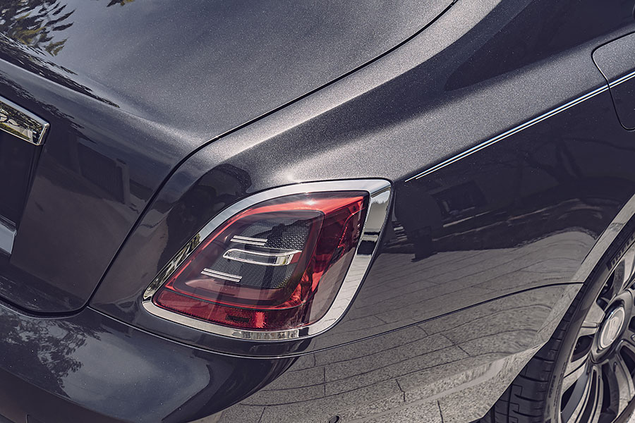 老丁啊,你帶薪休假三個月,我最近想自己開開新買那輛勞斯萊斯。