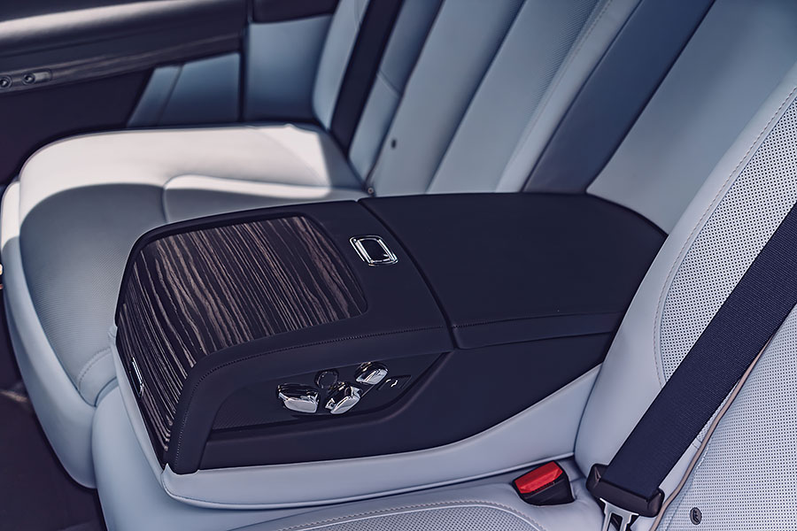 老丁啊,你帶薪休假三個月,我最近想自己開開新買那輛勞斯萊斯。