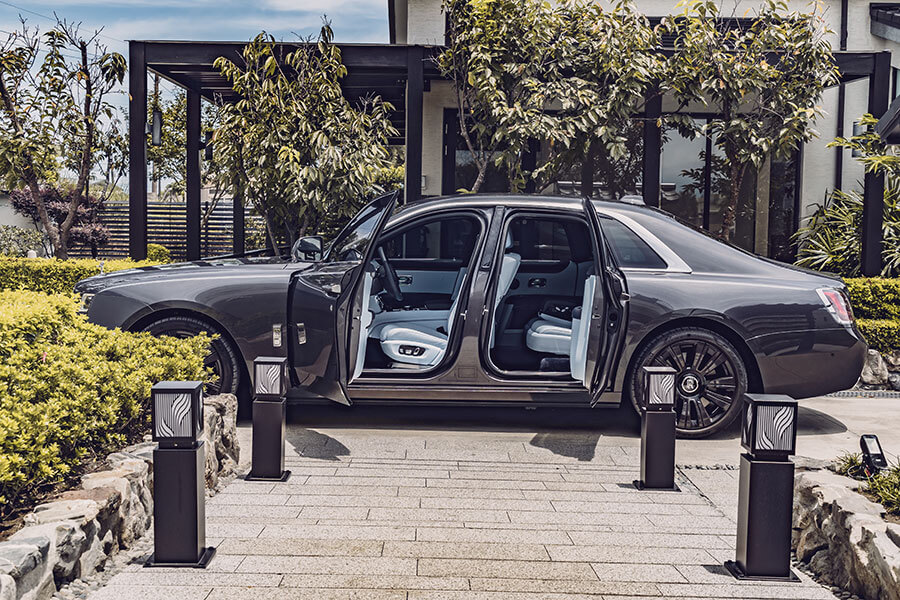 老丁啊,你帶薪休假三個月,我最近想自己開開新買那輛勞斯萊斯。