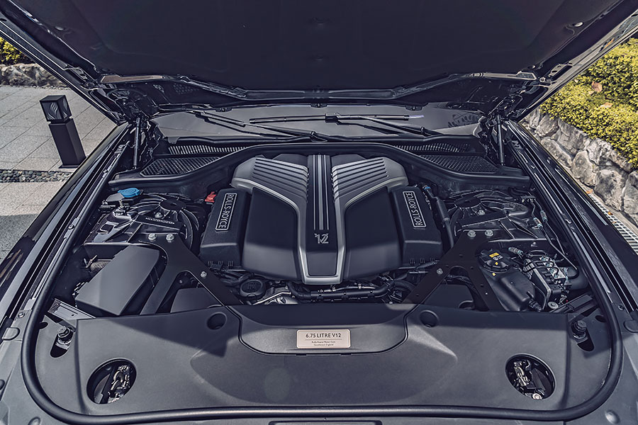 老丁啊,你帶薪休假三個月,我最近想自己開開新買那輛勞斯萊斯。