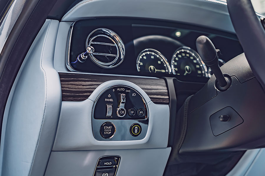 老丁啊,你帶薪休假三個月,我最近想自己開開新買那輛勞斯萊斯。