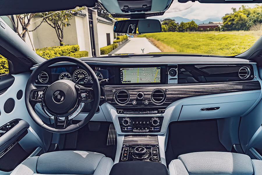 老丁啊,你帶薪休假三個月,我最近想自己開開新買那輛勞斯萊斯。