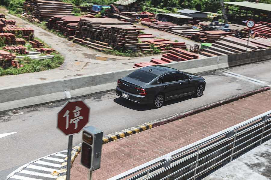 四年多過去，S90那派老成持重、彬彬有禮的樣子似乎又更嚴重了。