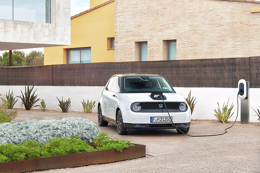 台灣電動車發展已愈來愈蓬勃,但你知道在這波熱潮前有哪些純電車曾現身寶島嗎?而未來又有哪些令人期待的電動車即將登台呢?