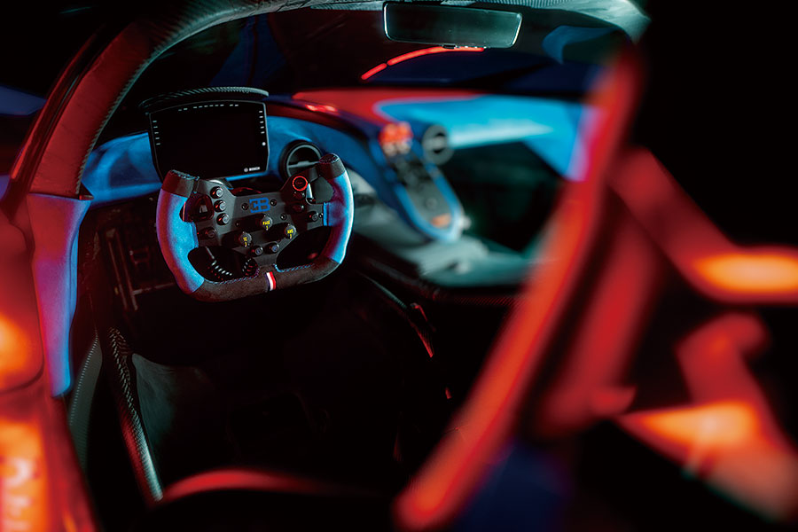 猶記得500bhp足以成就一款超跑,700bhp有點不可理喻,1,000bhp簡直匪夷所思的時代嗎?對這兩件作品來說,上述數值根本濕濕碎。假使內燃機真的時日無多,一曲絕唱肯定非常轟烈。