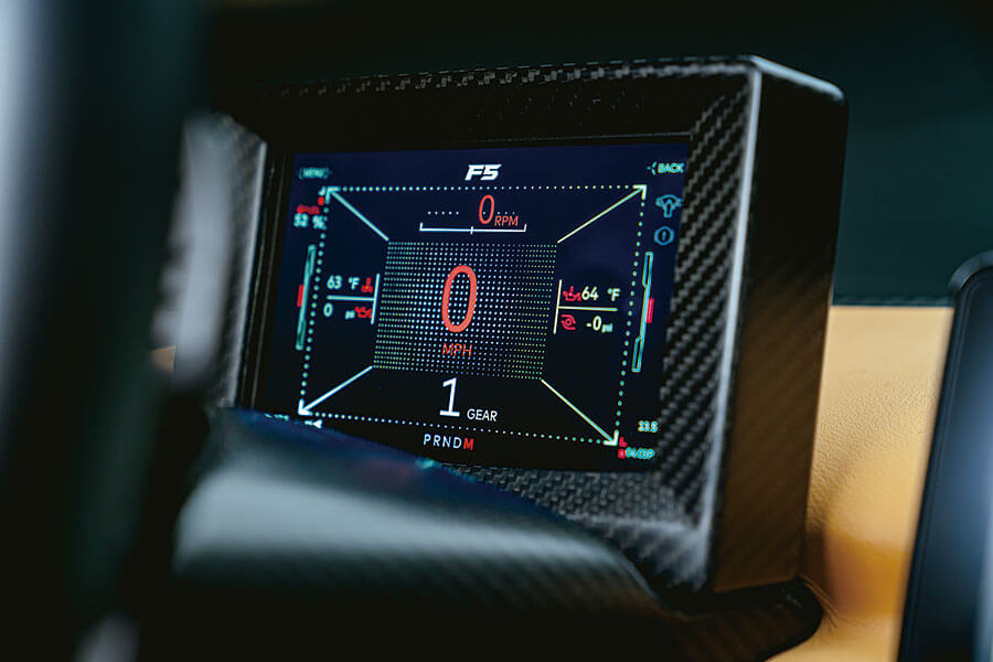 猶記得500bhp足以成就一款超跑,700bhp有點不可理喻,1,000bhp簡直匪夷所思的時代嗎?對這兩件作品來說,上述數值根本濕濕碎。假使內燃機真的時日無多,一曲絕唱肯定非常轟烈。