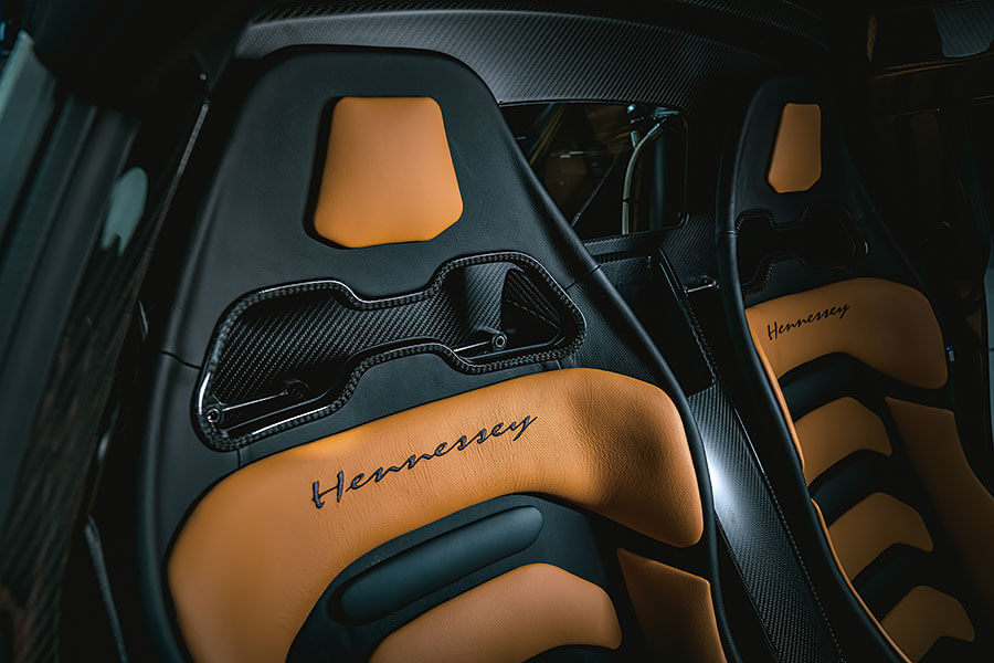 猶記得500bhp足以成就一款超跑,700bhp有點不可理喻,1,000bhp簡直匪夷所思的時代嗎?對這兩件作品來說,上述數值根本濕濕碎。假使內燃機真的時日無多,一曲絕唱肯定非常轟烈。