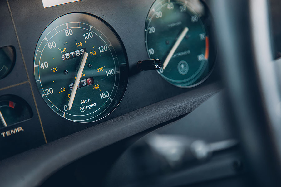 也是時候解決此一紛爭。分別來自007不同時代的六部汽車,總冠軍只有一個,慎之慎之啊007。