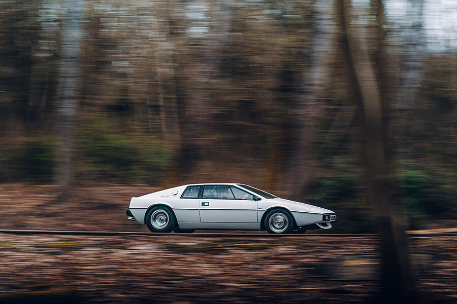 也是時候解決此一紛爭。分別來自007不同時代的六部汽車,總冠軍只有一個,慎之慎之啊007。