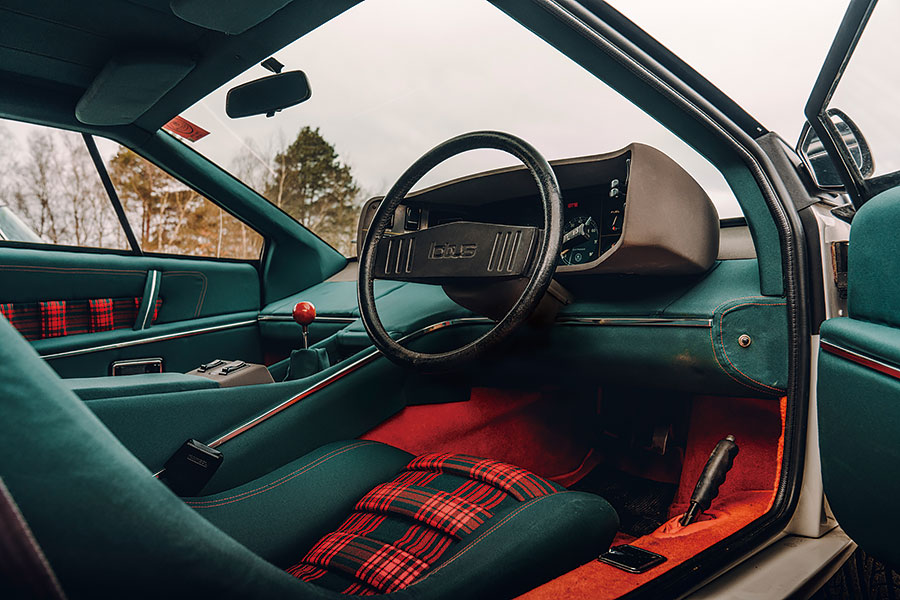 也是時候解決此一紛爭。分別來自007不同時代的六部汽車,總冠軍只有一個,慎之慎之啊007。