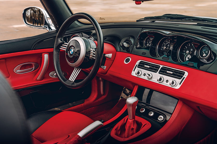 也是時候解決此一紛爭。分別來自007不同時代的六部汽車,總冠軍只有一個,慎之慎之啊007。