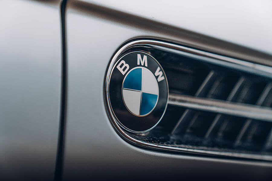 也是時候解決此一紛爭。分別來自007不同時代的六部汽車,總冠軍只有一個,慎之慎之啊007。