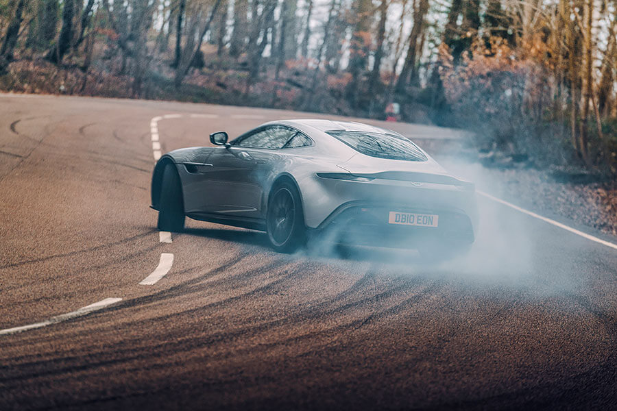 也是時候解決此一紛爭。分別來自007不同時代的六部汽車,總冠軍只有一個,慎之慎之啊007。