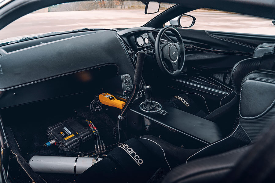 也是時候解決此一紛爭。分別來自007不同時代的六部汽車,總冠軍只有一個,慎之慎之啊007。