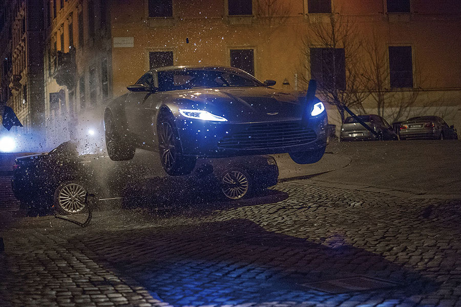 也是時候解決此一紛爭。分別來自007不同時代的六部汽車,總冠軍只有一個,慎之慎之啊007。