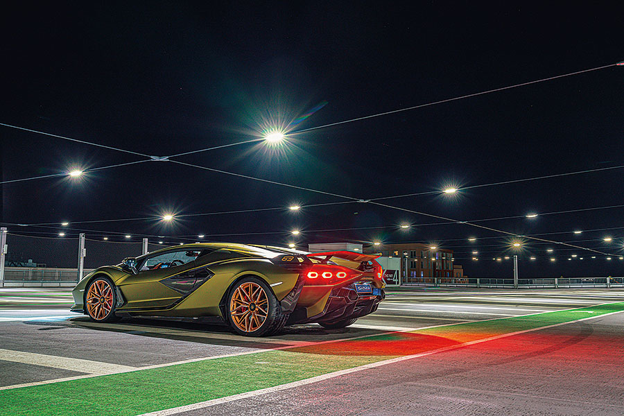 Sián的混能系統好……複雜,所以去賽道舒展筋骨之前,我們安排了一次戰前會面一探其虛實。會面地點?夜䦨人靜的空蕩蕩停車場。