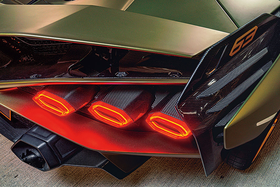 Sián的混能系統好……複雜,所以去賽道舒展筋骨之前,我們安排了一次戰前會面一探其虛實。會面地點?夜䦨人靜的空蕩蕩停車場。