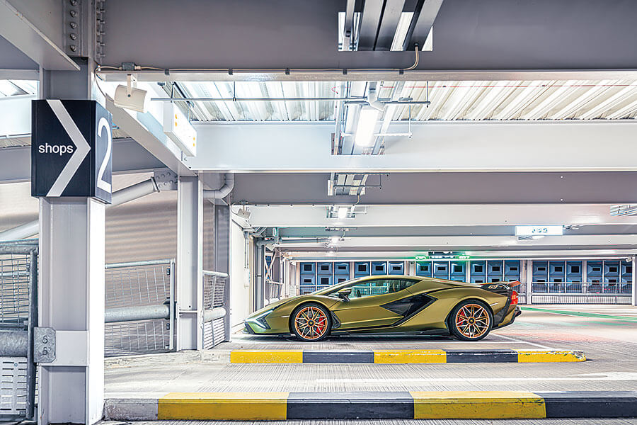 Sián的混能系統好……複雜,所以去賽道舒展筋骨之前,我們安排了一次戰前會面一探其虛實。會面地點?夜䦨人靜的空蕩蕩停車場。