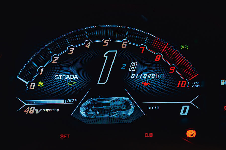Sián的混能系統好……複雜,所以去賽道舒展筋骨之前,我們安排了一次戰前會面一探其虛實。會面地點?夜䦨人靜的空蕩蕩停車場。