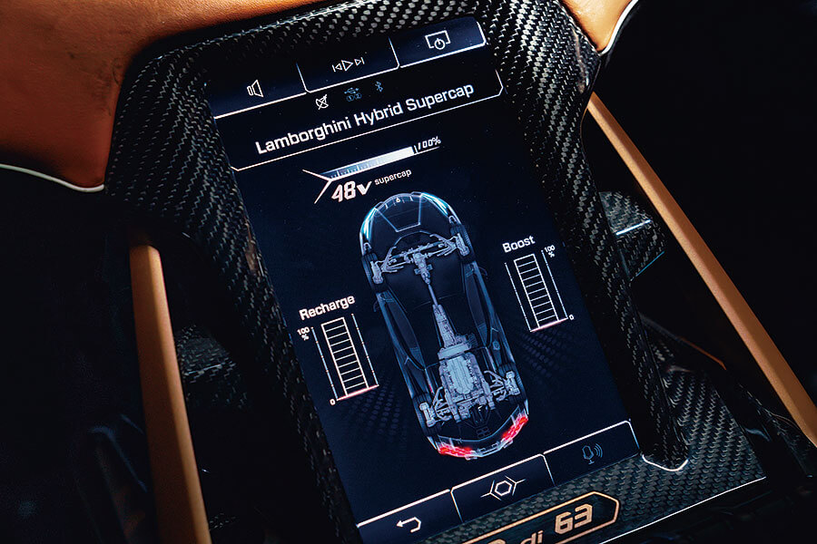 Sián的混能系統好……複雜,所以去賽道舒展筋骨之前,我們安排了一次戰前會面一探其虛實。會面地點?夜䦨人靜的空蕩蕩停車場。