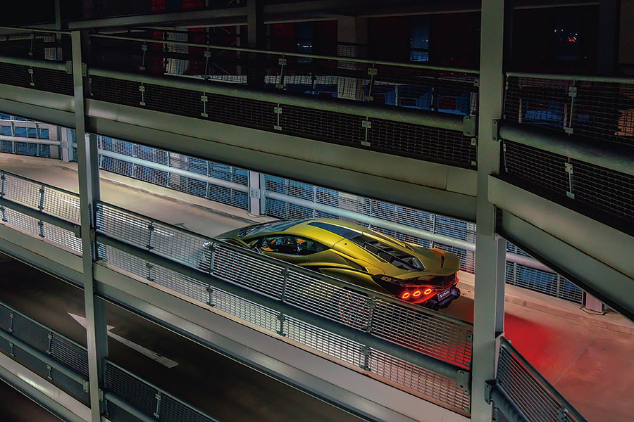 Sián的混能系統好……複雜,所以去賽道舒展筋骨之前,我們安排了一次戰前會面一探其虛實。會面地點?夜䦨人靜的空蕩蕩停車場。