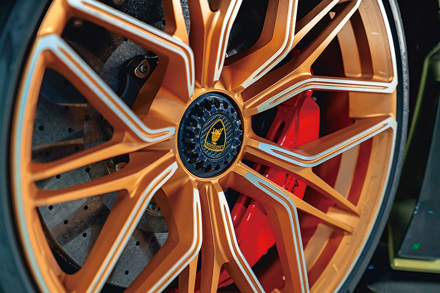 Sián的混能系統好……複雜,所以去賽道舒展筋骨之前,我們安排了一次戰前會面一探其虛實。會面地點?夜䦨人靜的空蕩蕩停車場。