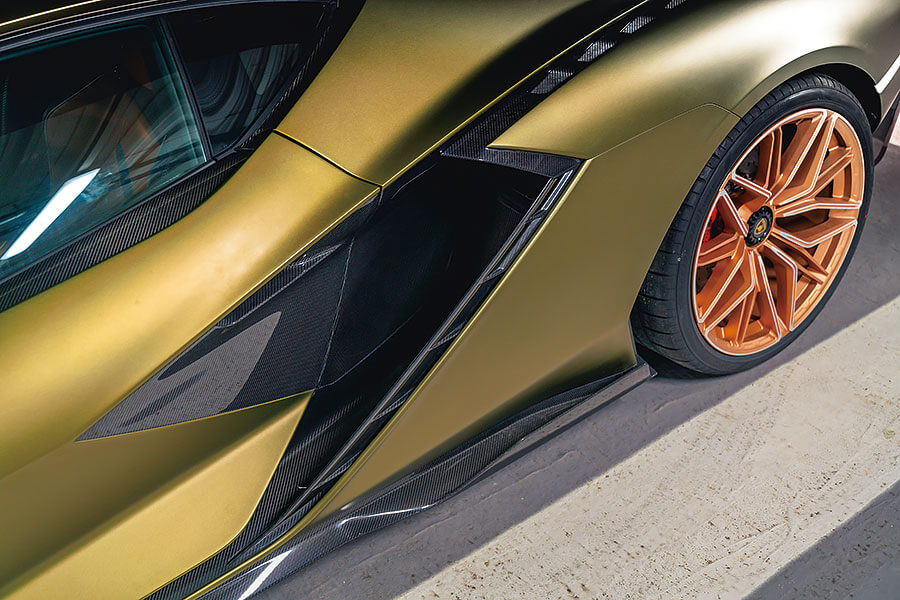 Sián的混能系統好……複雜,所以去賽道舒展筋骨之前,我們安排了一次戰前會面一探其虛實。會面地點?夜䦨人靜的空蕩蕩停車場。