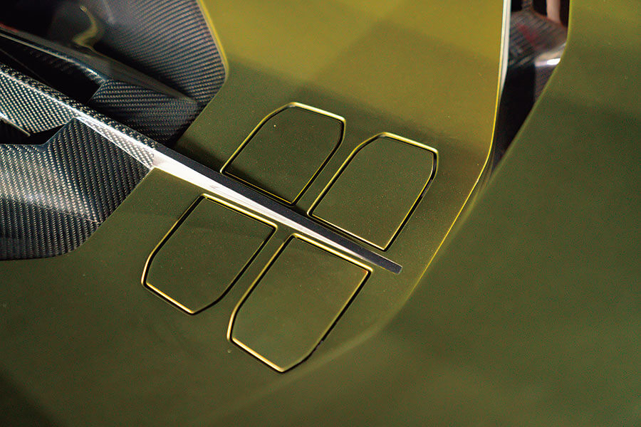 Sián的混能系統好……複雜,所以去賽道舒展筋骨之前,我們安排了一次戰前會面一探其虛實。會面地點?夜䦨人靜的空蕩蕩停車場。