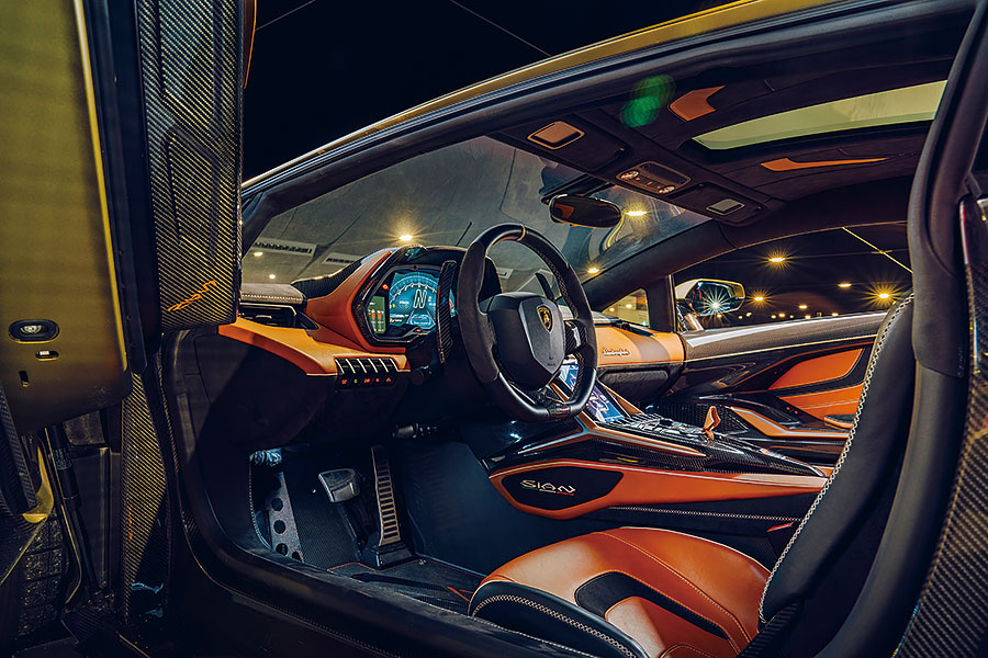 Sián的混能系統好……複雜,所以去賽道舒展筋骨之前,我們安排了一次戰前會面一探其虛實。會面地點?夜䦨人靜的空蕩蕩停車場。